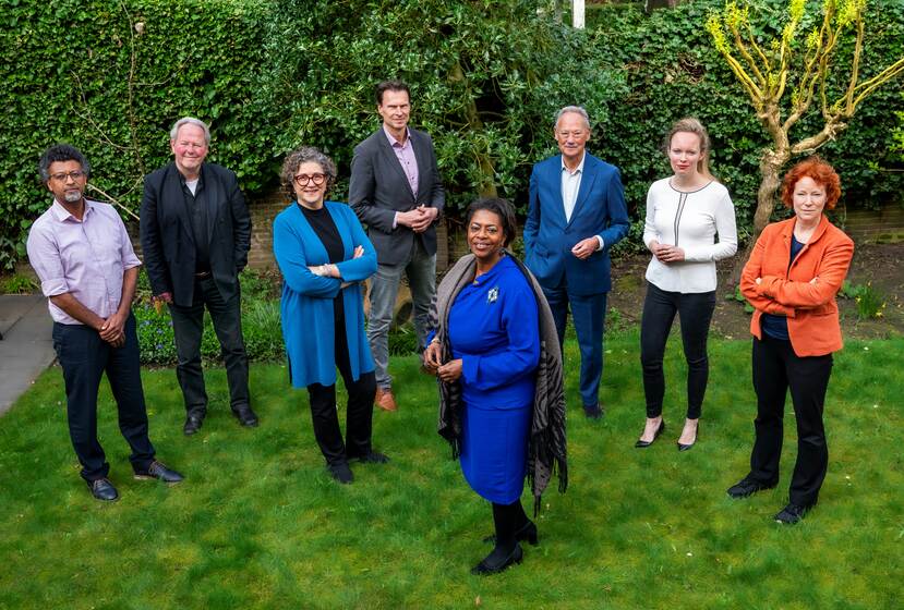 Groepsfoto van de acht leden van de Staatscommissie tegen Discriminatie en Racisme. Van links naar rechts:  Sennay Ghebreab, Peer Scheepers, Halleh Ghorashi, Mirko Noordegraaf (vice-voorzitter), Joyce Sylvester (voorzitter), Errol Stoové, Alexandra Timmer en Linnet Taylor.